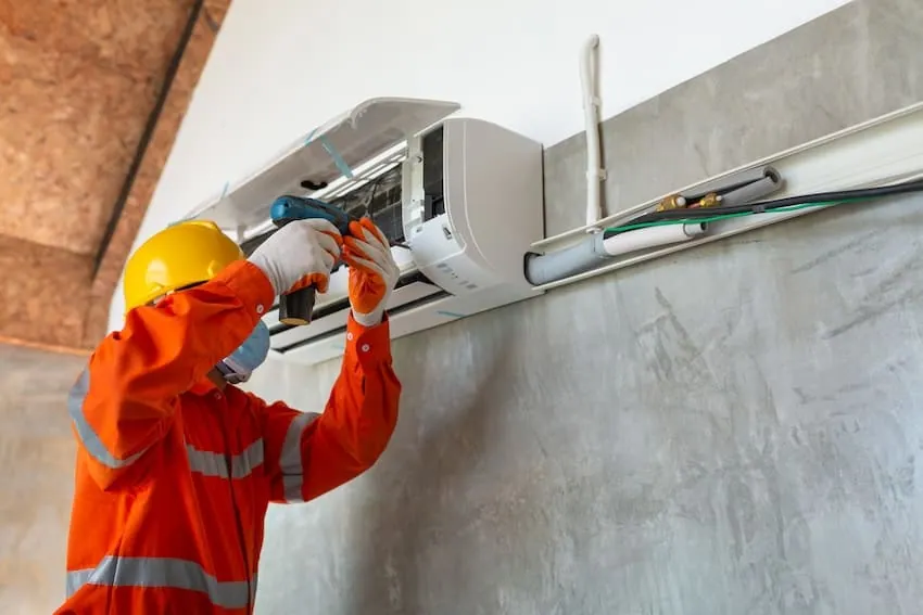 Instalador conectando un aparato de aire acondicionado, trabajo incluido en el precio de instalación en Tenerife