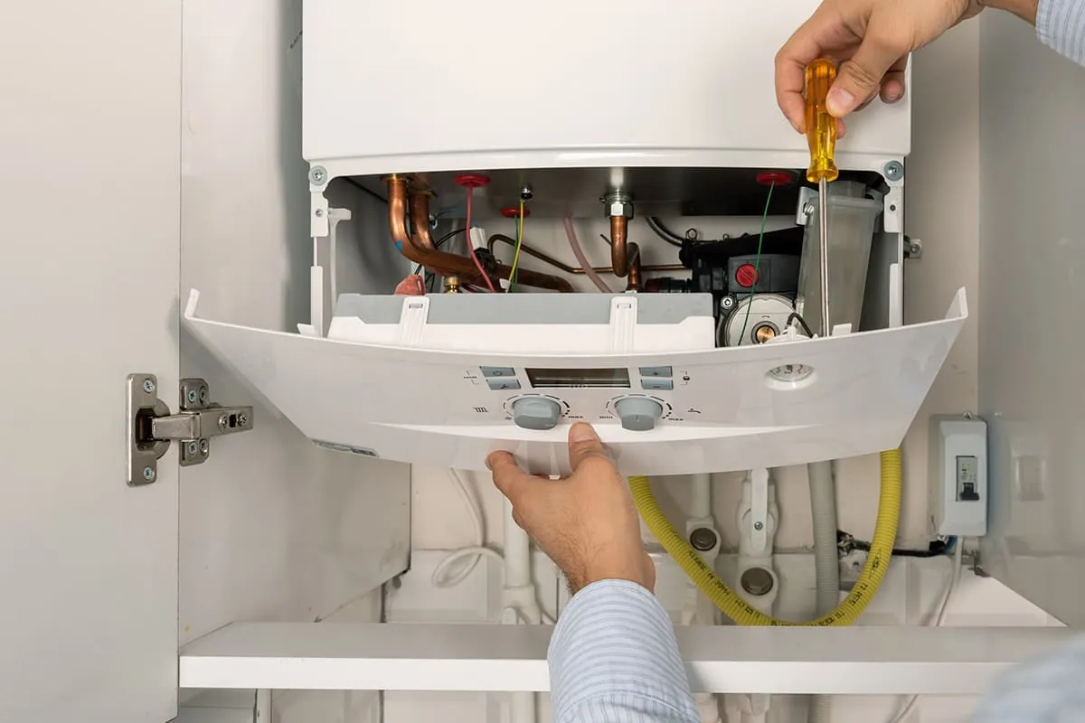 Reparación de calentadores de gas en Las Palmas: revisión interior de un calentador de gas con la tapa abierta