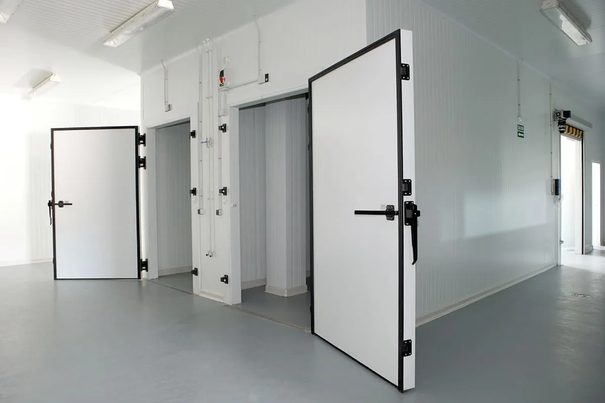 Reparación de cámaras frigoríficas en Las Palmas: puertas de una cámara frigorífica industrial