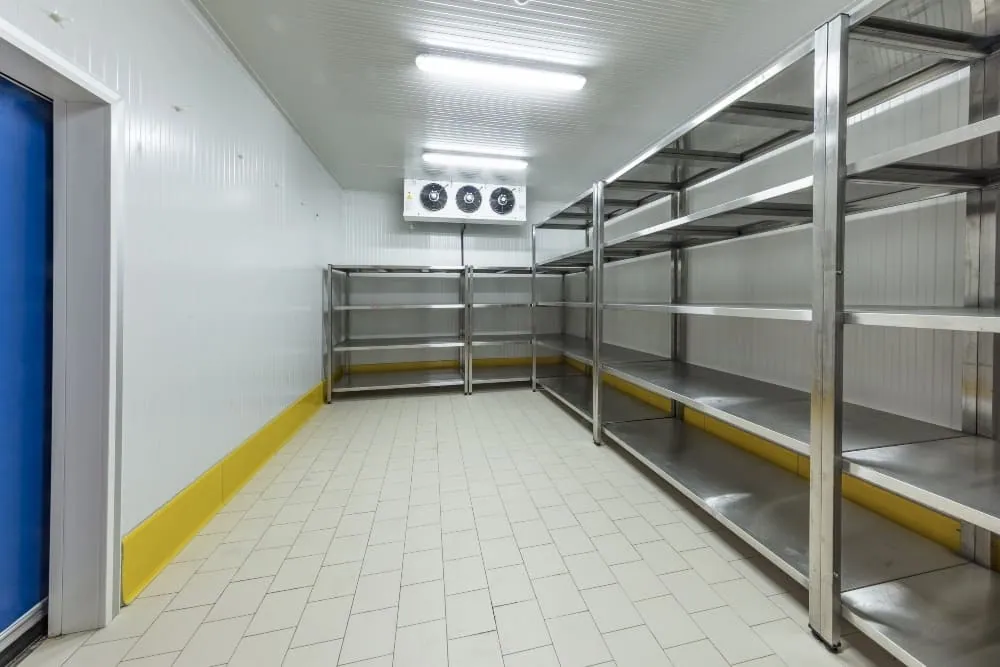 Cámara frigorífica con evaporador y estanterías, revisión de averías de frío en Gran Canaria