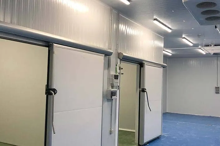 Cámaras frigoríficas de un almacén, con varios equipos de frío que se revisan por separado