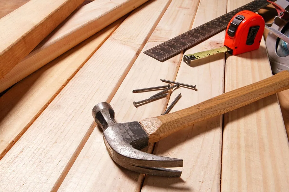 Herramientas de carpintería sobre tablas de madera preparadas para fabricar un mueble a medida en Tenerife