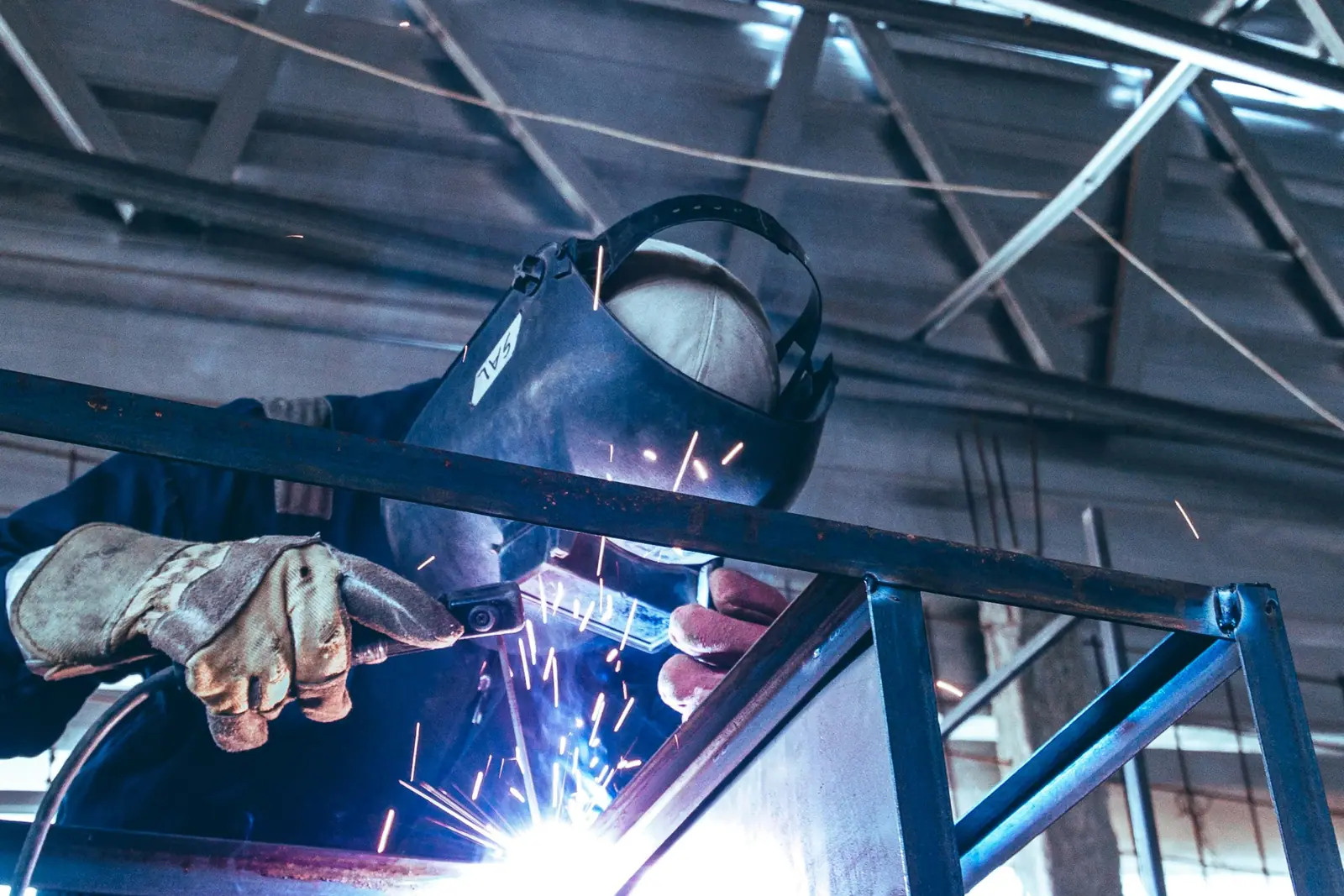 Cerrajeros en Las Palmas: soldador trabajando en una estructura metálica