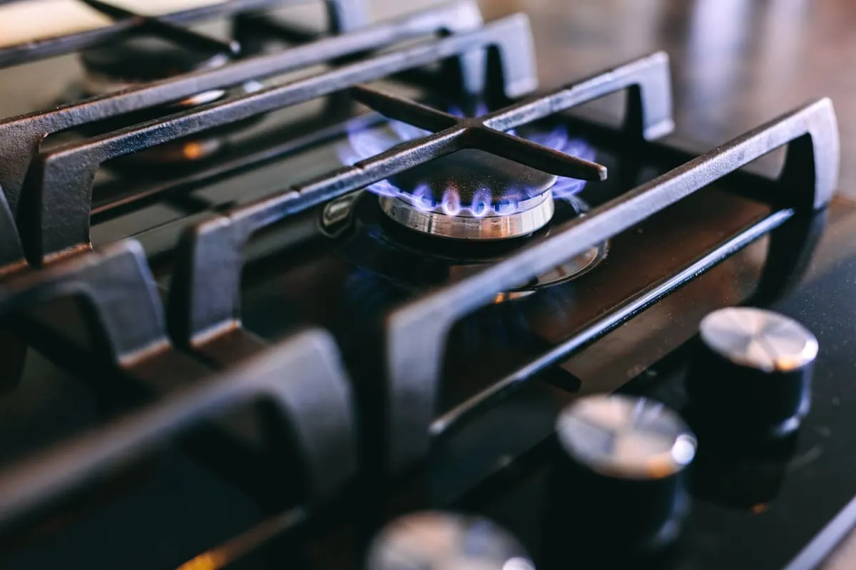 Reparación de cocinas de gas en Las Palmas: cocina de gas con un quemador encendido