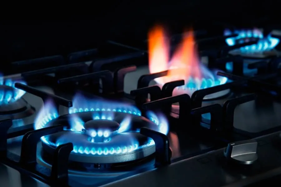 Llama irregular en un quemador de gas, síntoma que se revisa en la reparación de cocinas de gas en Tenerife