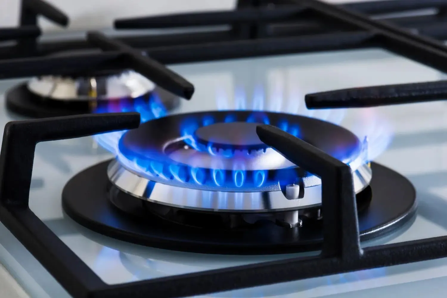 Quemador de una cocina de gas encendido con llama azul tras su reparación en Tenerife