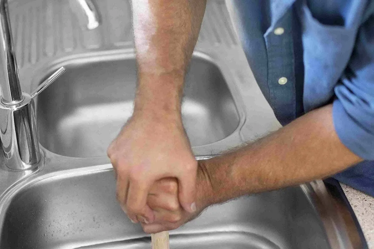 Desatasco de un fregadero con desatascador de ventosa, trabajo habitual de desatascos en Gran Canaria