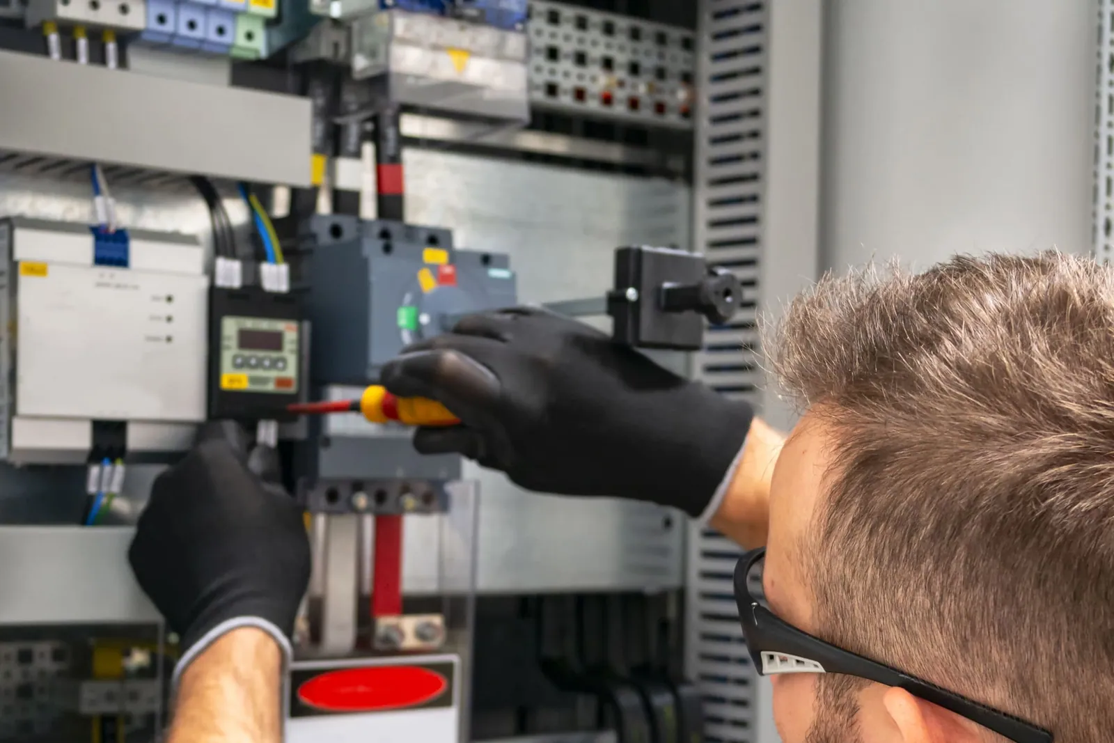 Electricista trabajando en un cuadro de distribución industrial, referencia de precios de electricidad en Gran Canaria