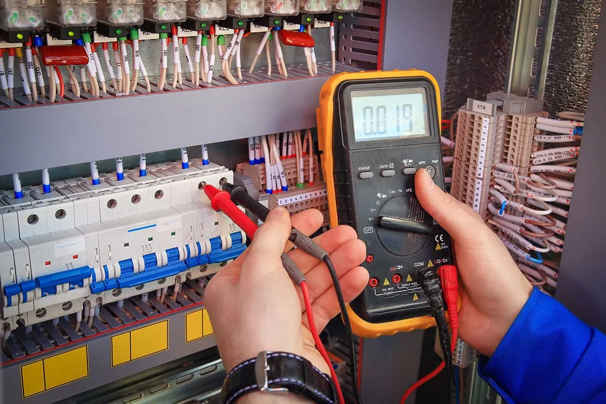 Electricistas en Las Palmas: profesional midiendo con un multímetro en un cuadro de automáticos