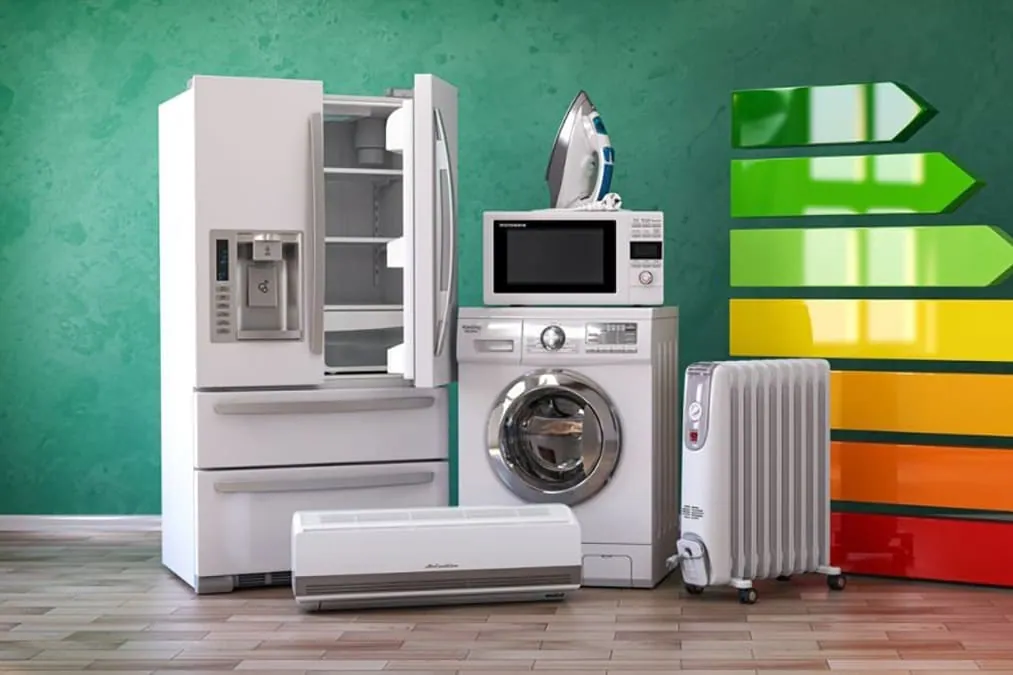 Electrodomésticos junto a una etiqueta de eficiencia energética, criterio para decidir si reparar o cambiar