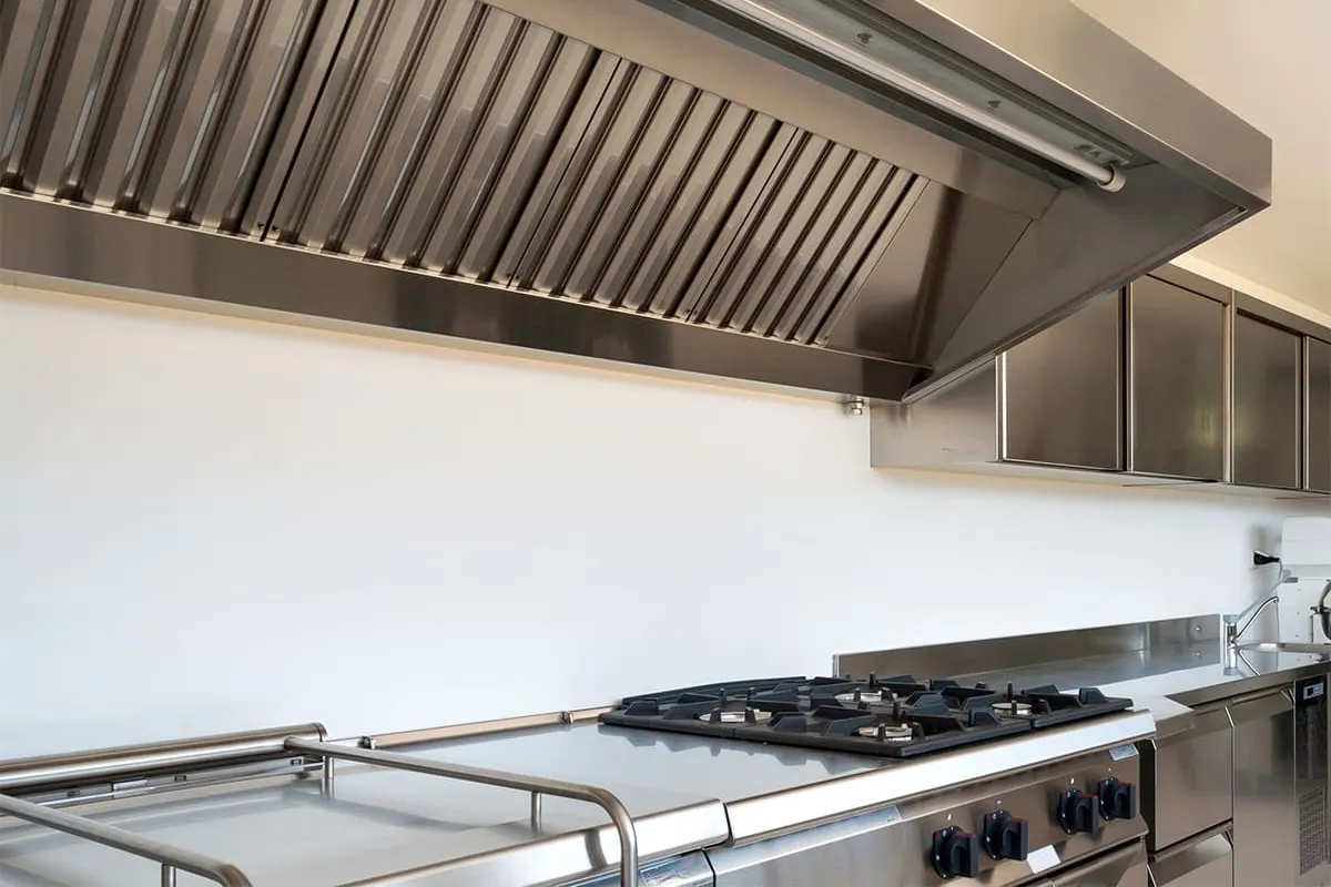 Campana extractora industrial de una cocina profesional, un equipo distinto de la campana doméstica