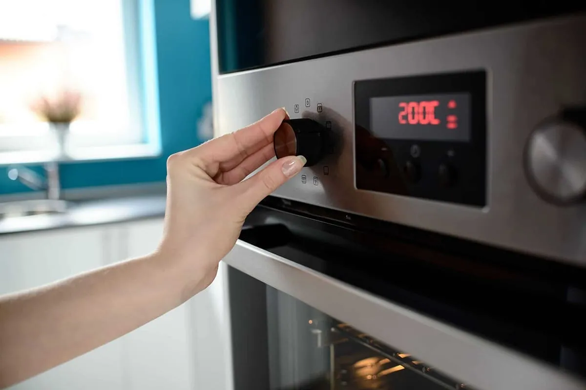 Reparación de hornos en Tenerife: ajuste de la temperatura en el mando de un horno