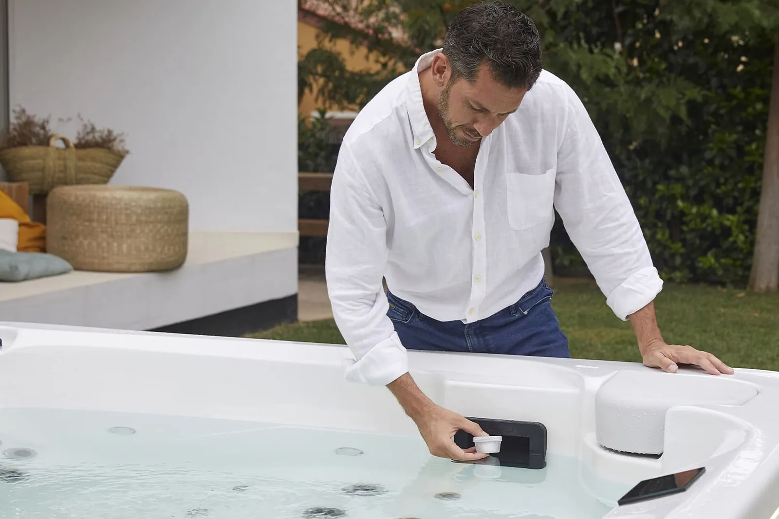 Técnico revisando el panel de control de un jacuzzi durante una reparación en Tenerife