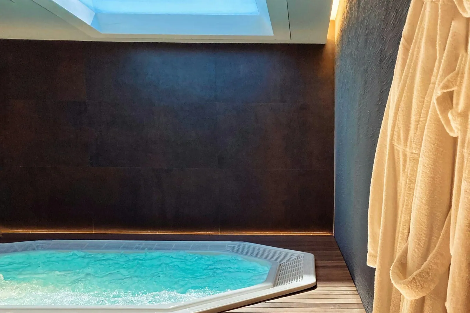 Jacuzzi interior de obra en una vivienda de Tenerife