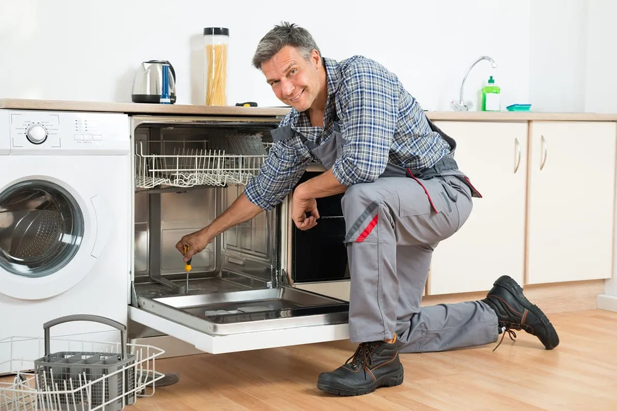 Reparación de lavavajillas en Las Palmas: técnico reparando un lavavajillas en una cocina