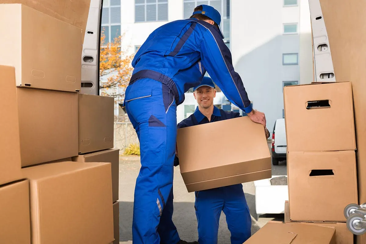 Mudanzas en Tenerife: operario cargando cajas apiladas