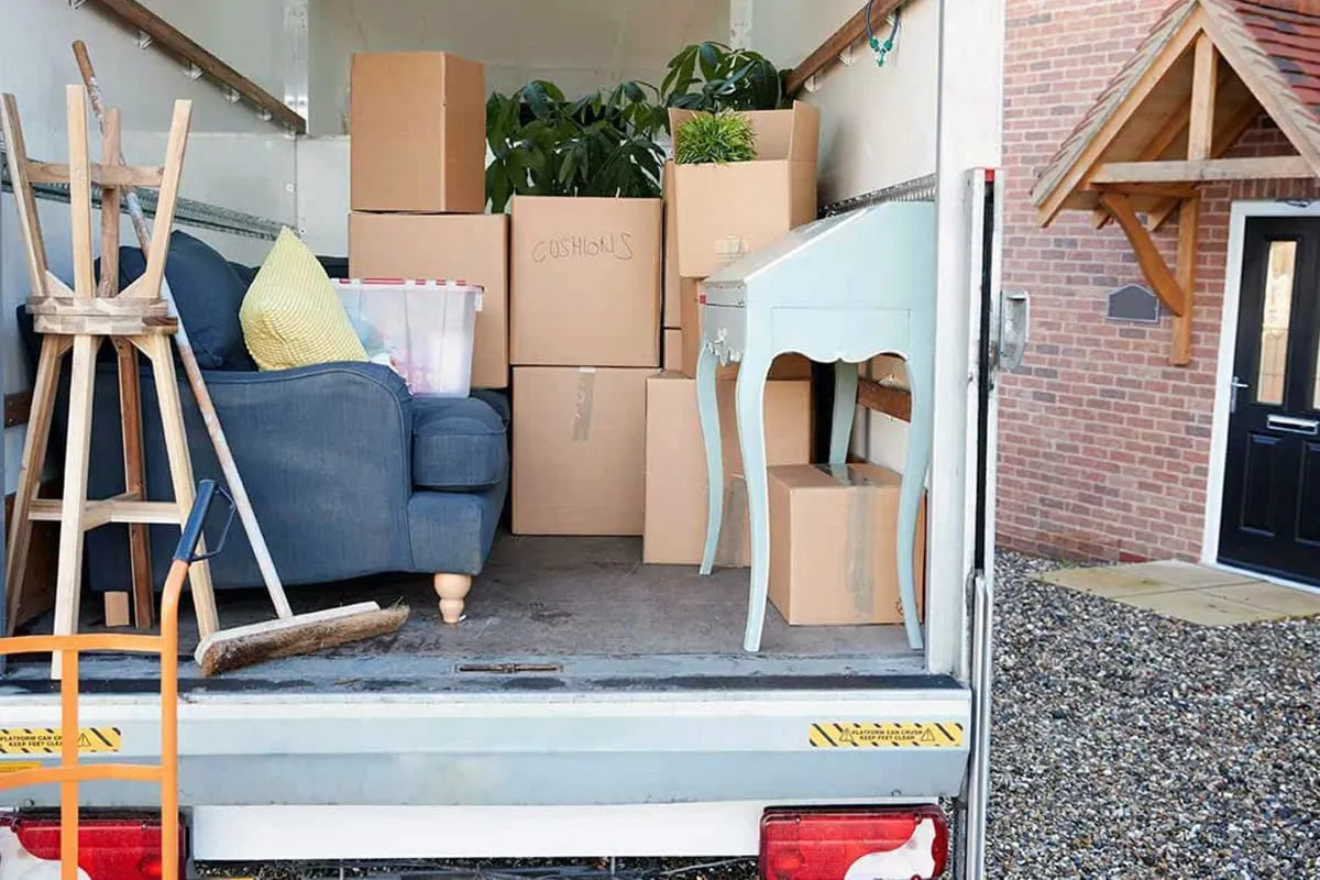Muebles y cajas colocados dentro de un camión de mudanzas en Tenerife