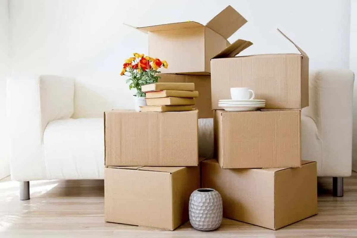 Cajas embaladas en un salón antes de una mudanza en Tenerife