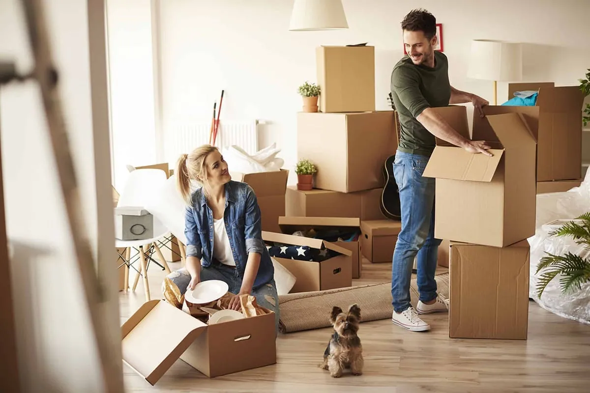 Familia embalando cajas en casa para su mudanza en Tenerife