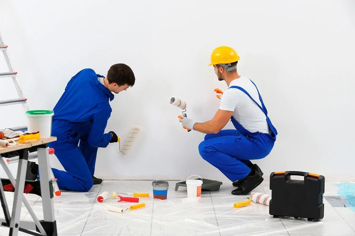 Dos pintores pintando una pared con rodillo, empresa de pintura en Las Palmas