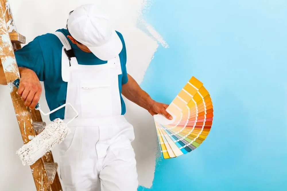 Pintor eligiendo color con una carta de tonos, pintores en Las Palmas
