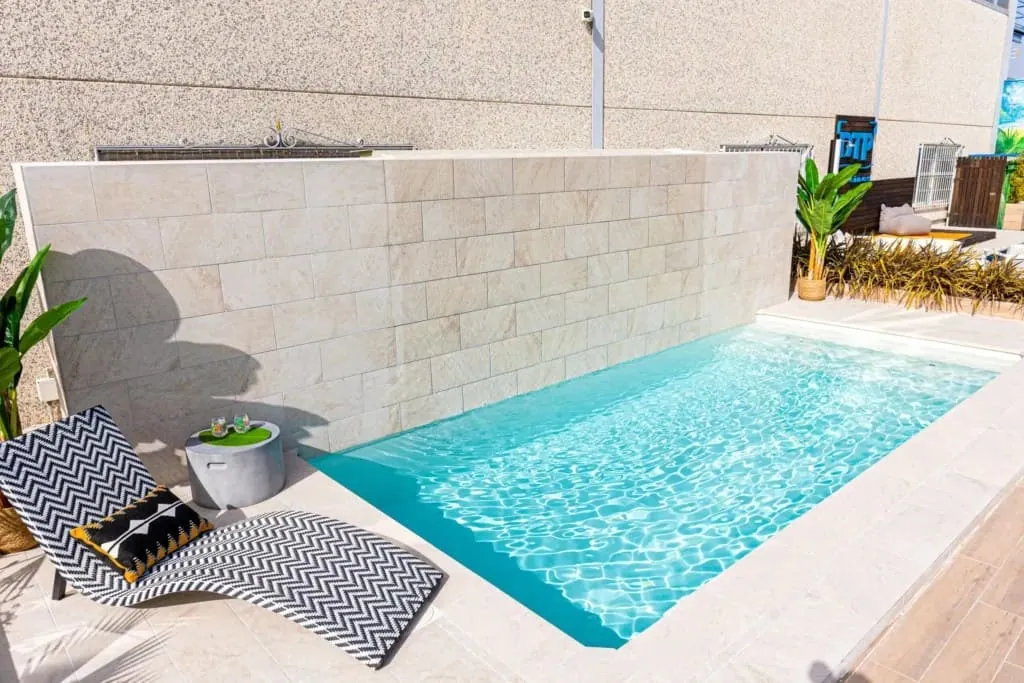 Piscina de obra construida junto a la terraza de una vivienda