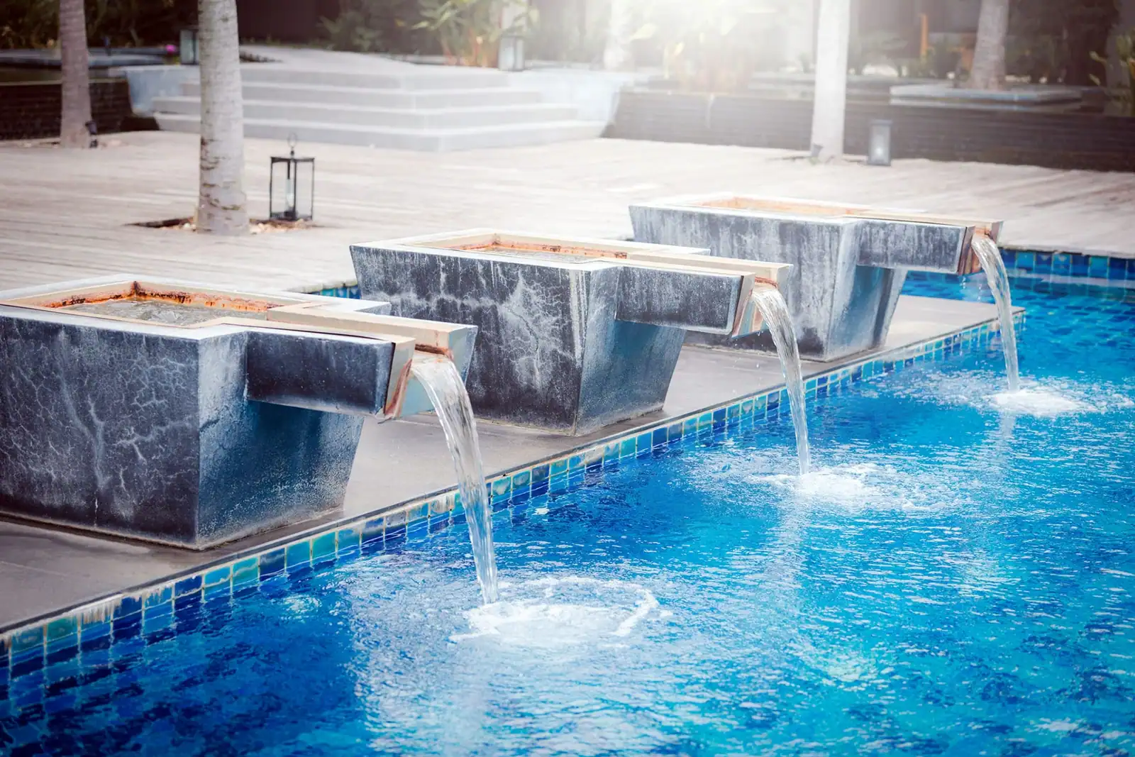 Construcción de piscinas en Tenerife: piscina de obra con cascadas de agua