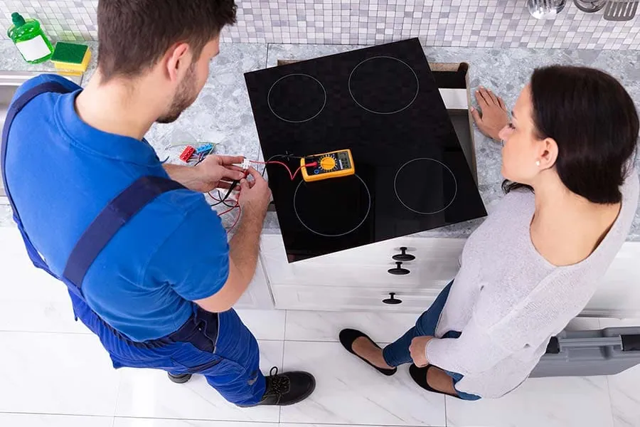Técnico midiendo una placa de inducción para valorar su reparación o su sustitución en Tenerife