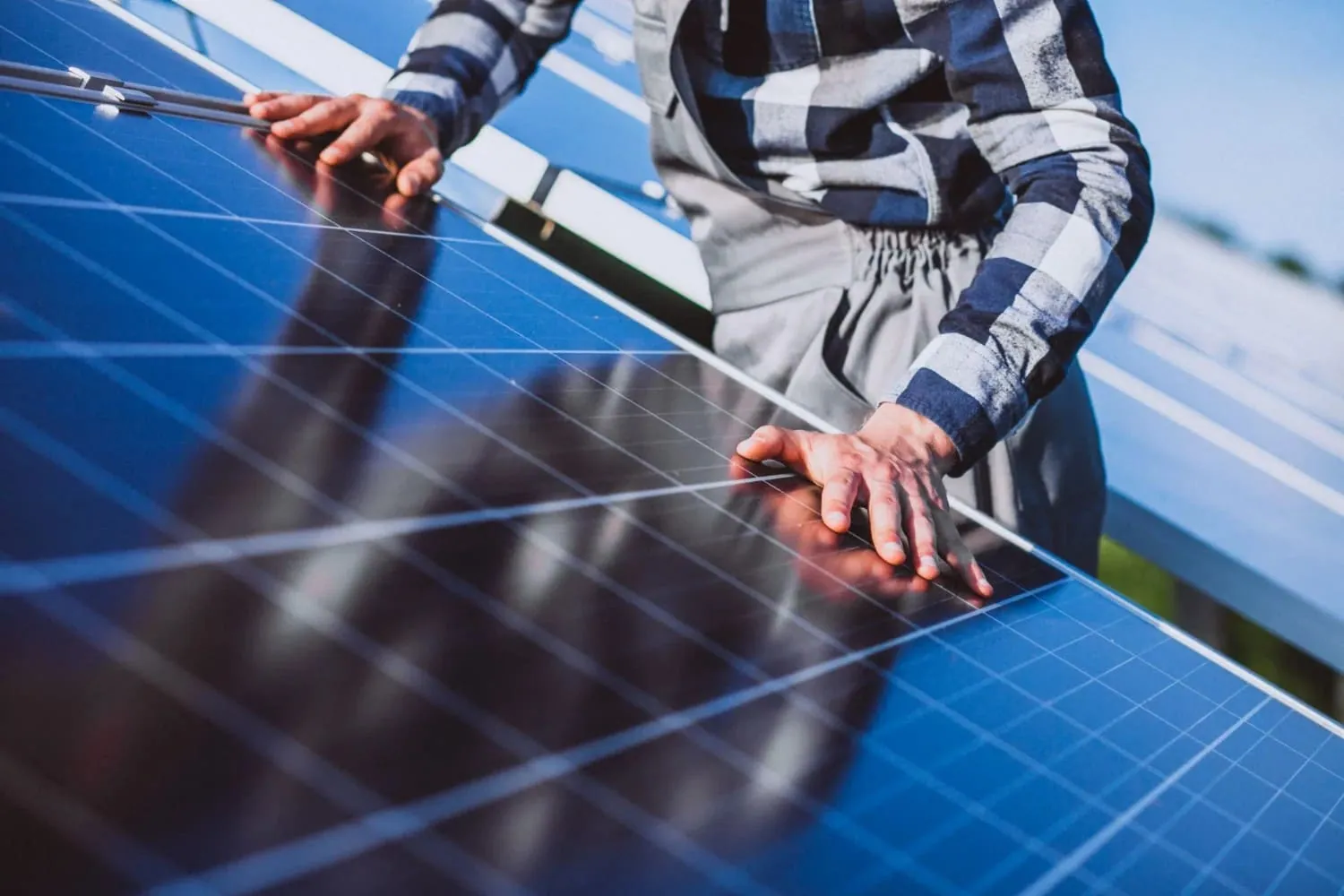 Instalación de placas solares en Las Palmas: montaje de paneles solares sobre una estructura