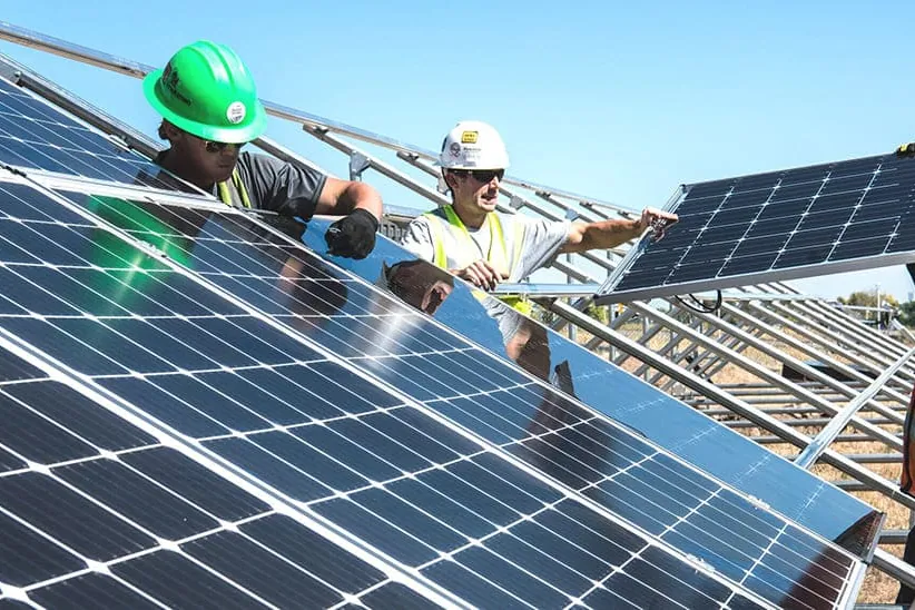 Equipo de instaladores montando una planta de paneles solares en Gran Canaria