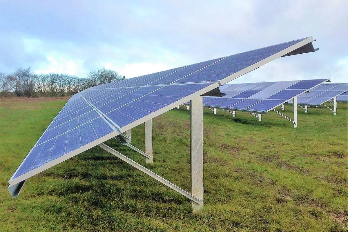 Paneles solares montados sobre una estructura metálica apoyada en el suelo