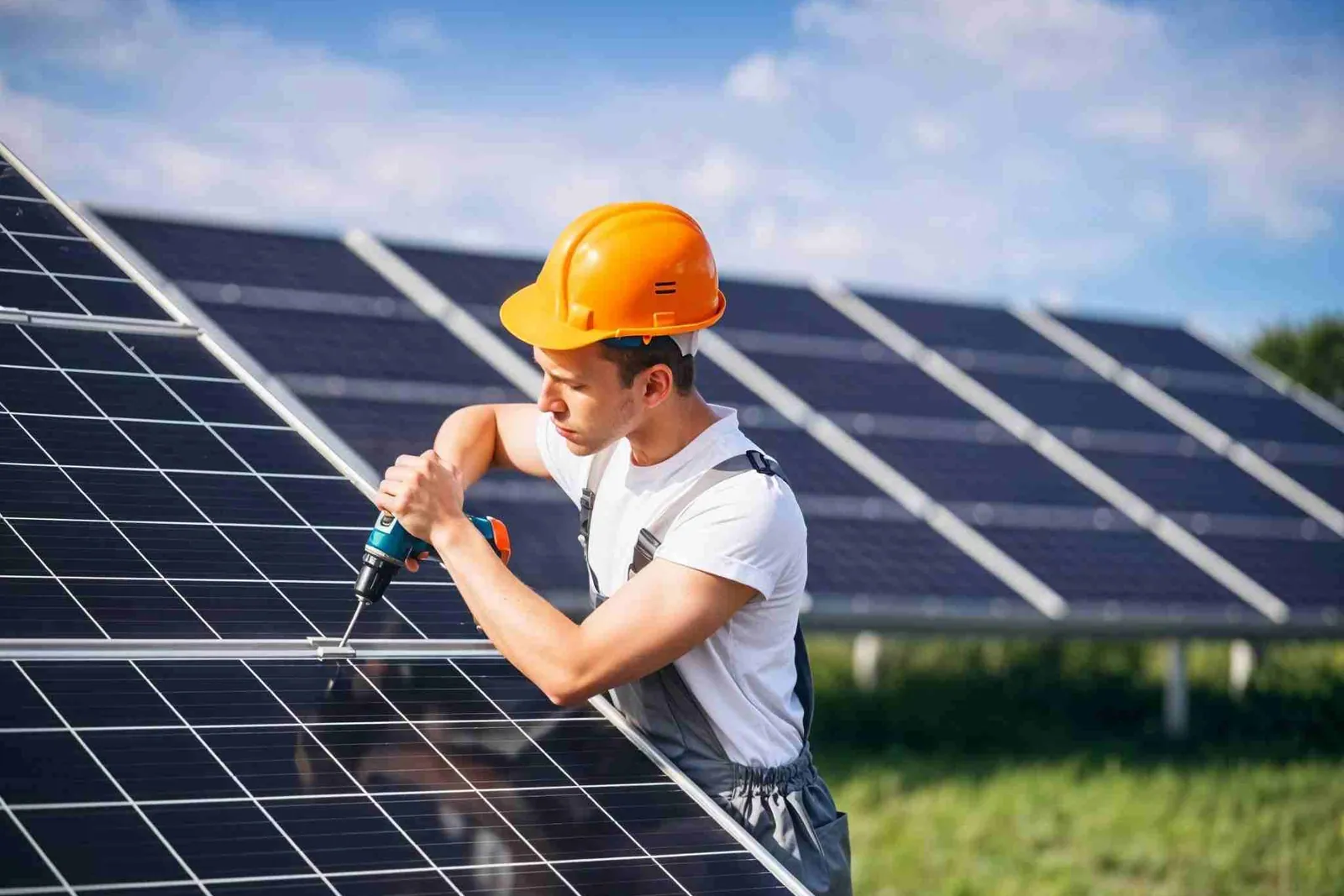 Instalador revisando el estado de un panel solar durante una visita técnica