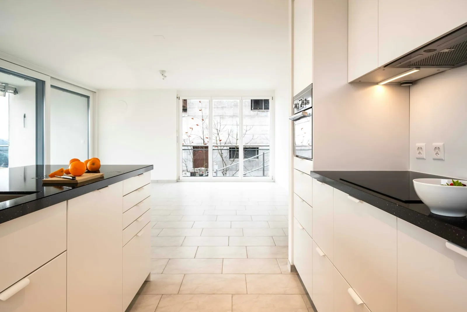 Cocina reformada con muebles blancos en una vivienda de Gran Canaria