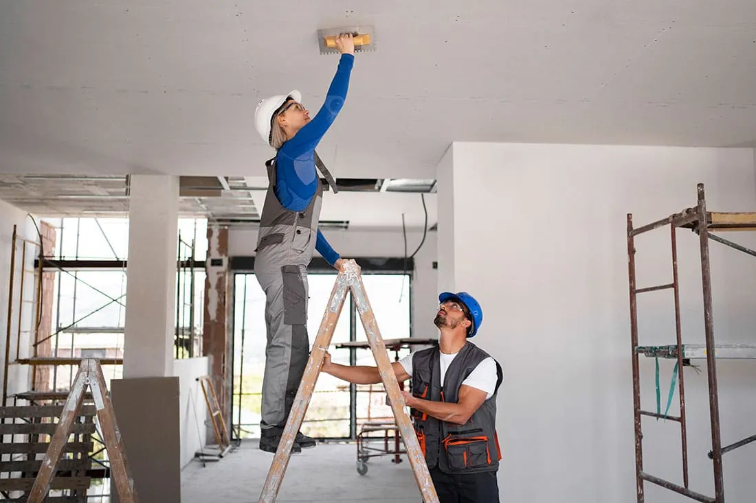 Operarios trabajando en el techo de una vivienda en obras durante una reforma en Gran Canaria