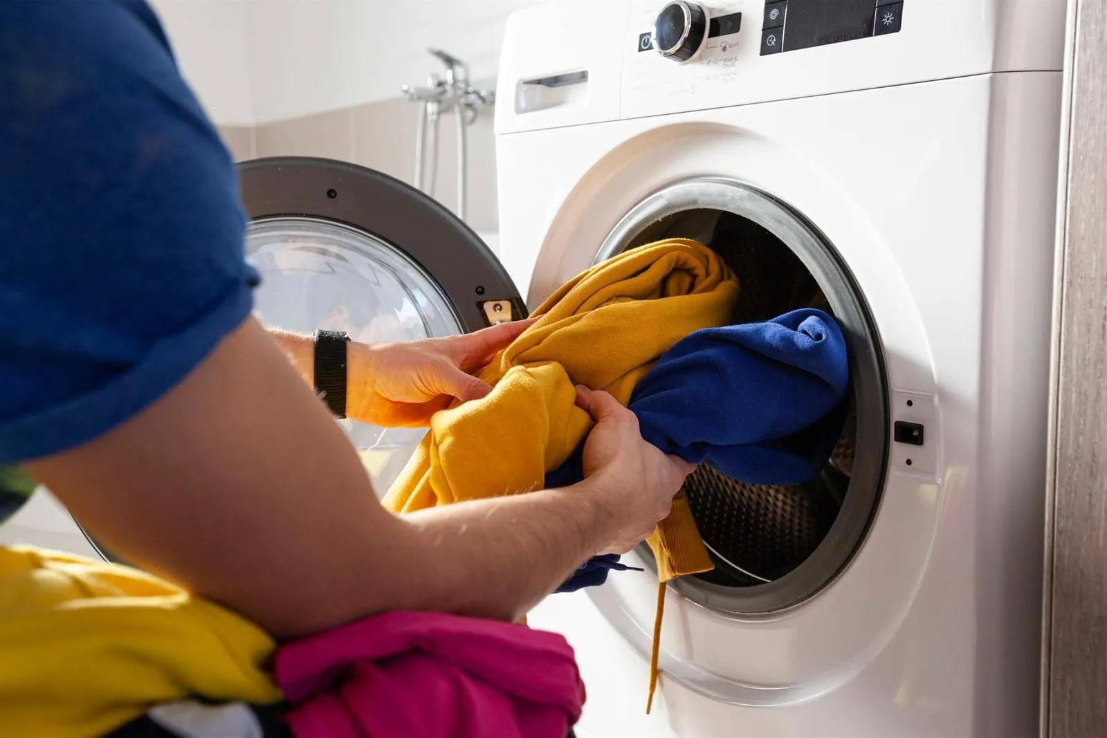 Carga de ropa en una secadora, referencia de precios de reparación en Gran Canaria
