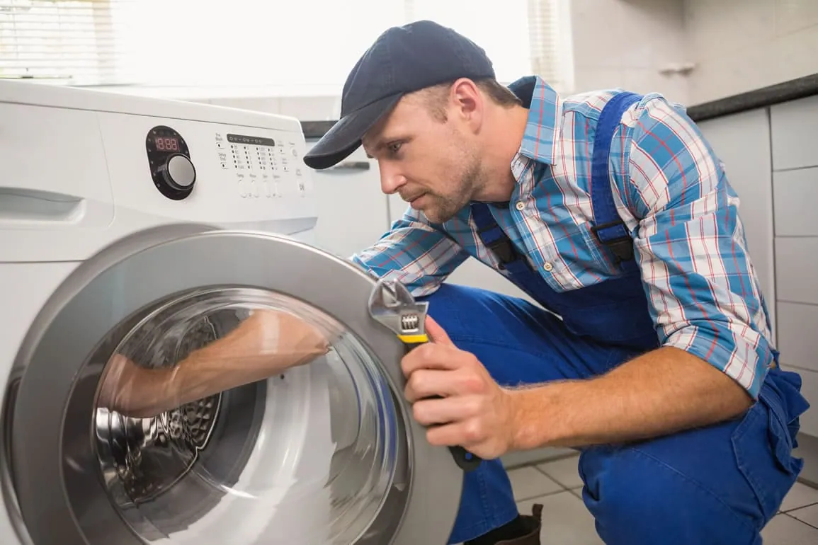 Técnico revisando una secadora averiada en un domicilio de Tenerife