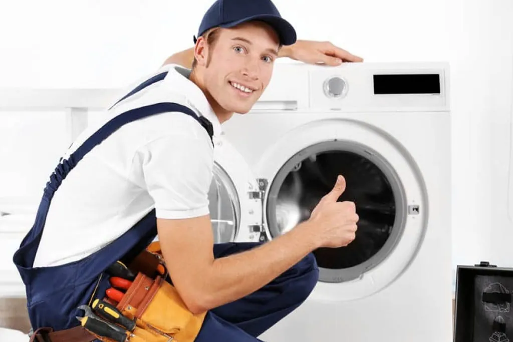 Técnico junto a una secadora reparada en una vivienda de Tenerife