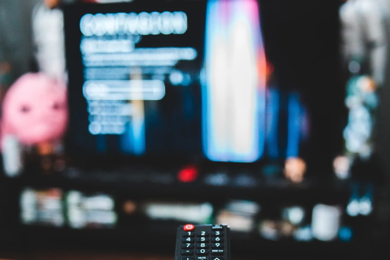 Mando a distancia apuntando a un televisor, comprobación previa a la reparación de un televisor en Tenerife