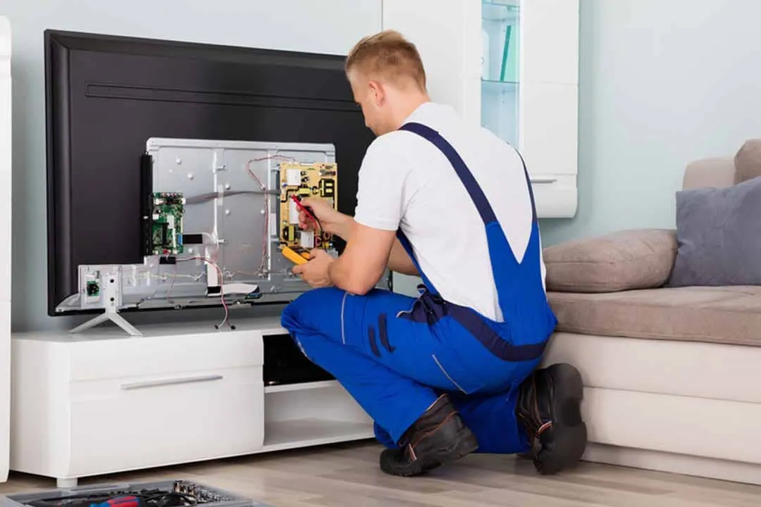 Técnico reparando la parte trasera de un televisor, precio de reparación de televisores en Las Palmas