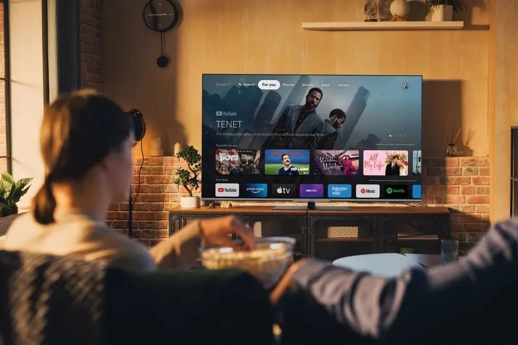 Familia viendo un televisor inteligente, reparación de Smart TV en Gran Canaria