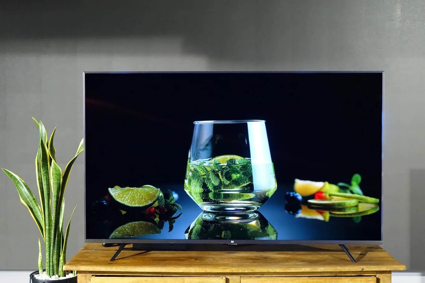 Reparación de televisores en Tenerife: televisor de pantalla plana apoyado sobre un mueble de salón