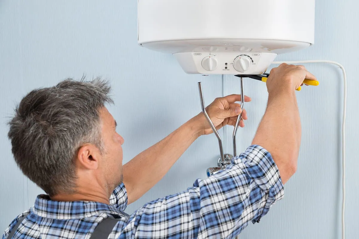 Técnico revisando un termo eléctrico antes de valorar el precio de la reparación en Las Palmas