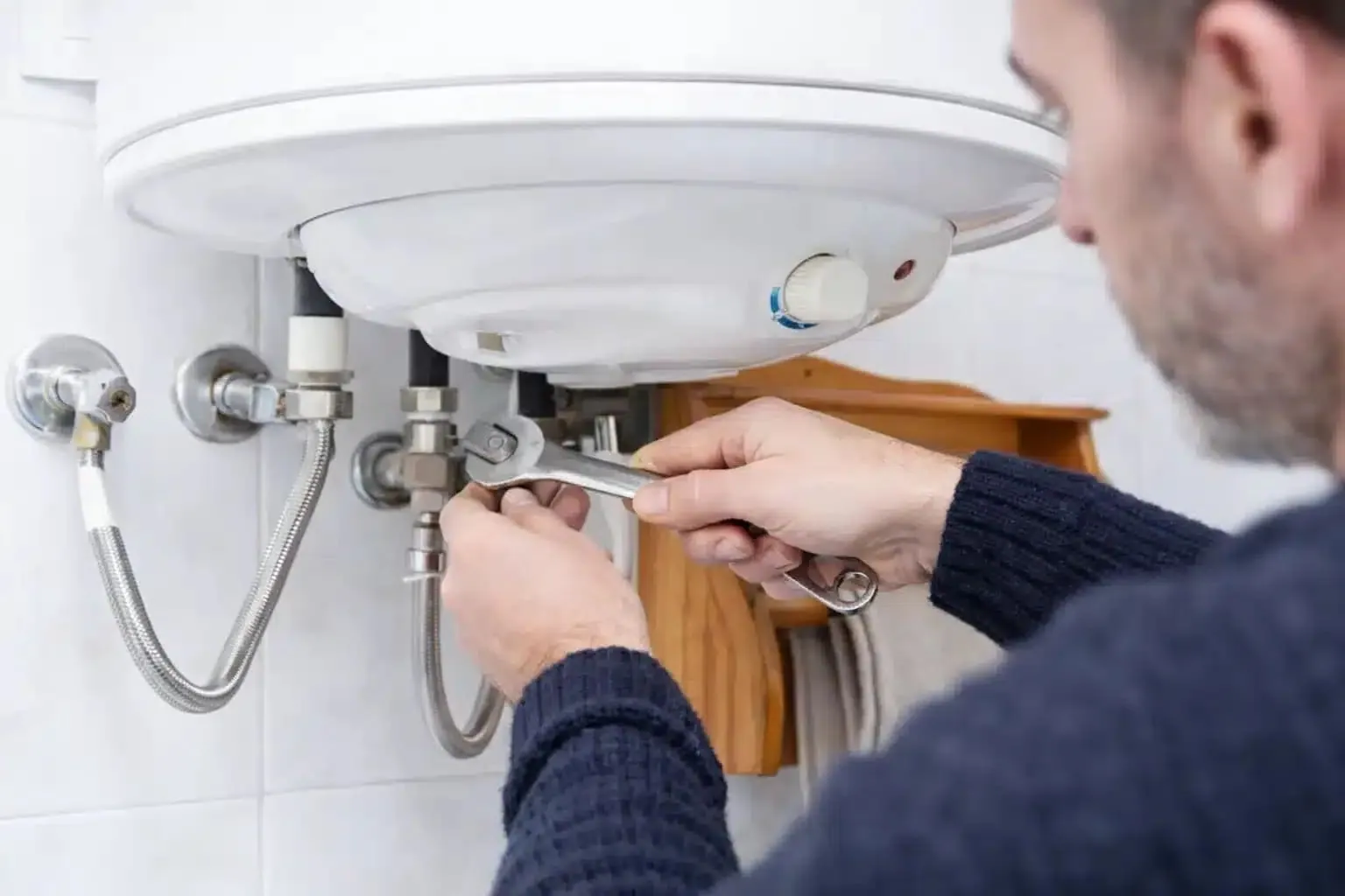 Ajuste de las conexiones de un termo eléctrico tras su reparación en Tenerife