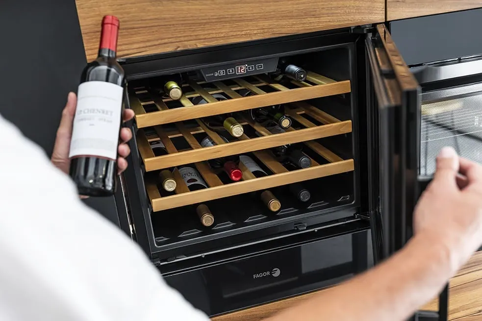 Vinoteca con botellas en bandejas de madera, cava de vino que se repara a domicilio en Gran Canaria