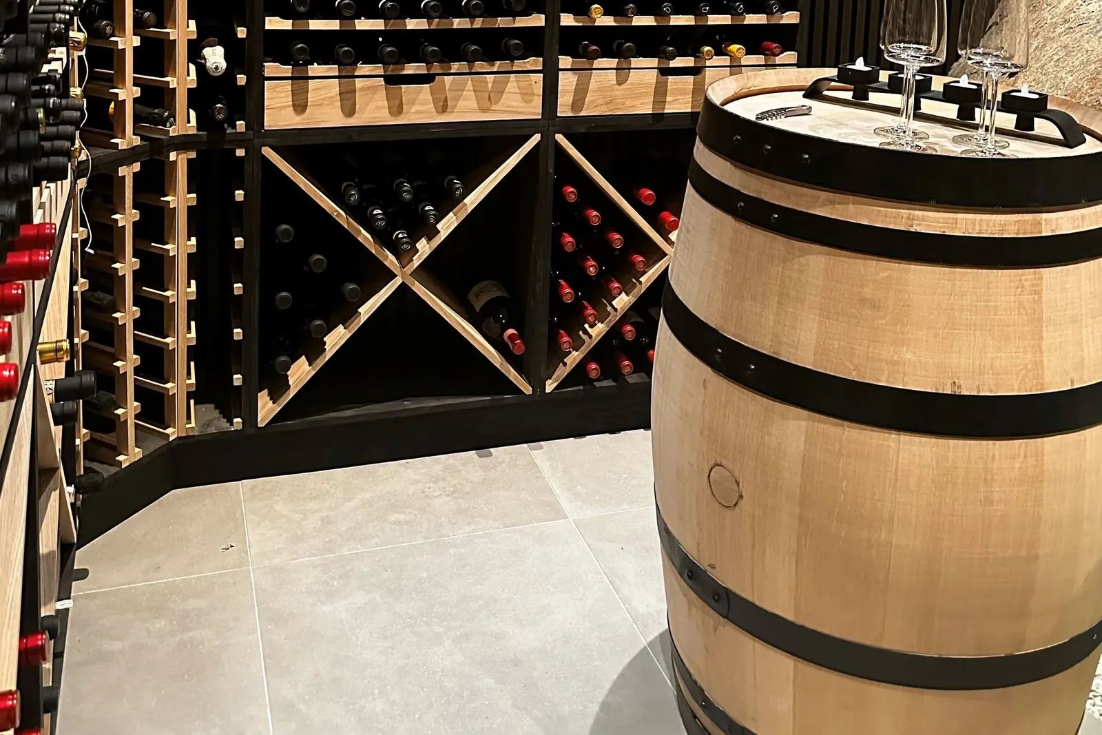 Bodega con botelleros de madera para guardar vino