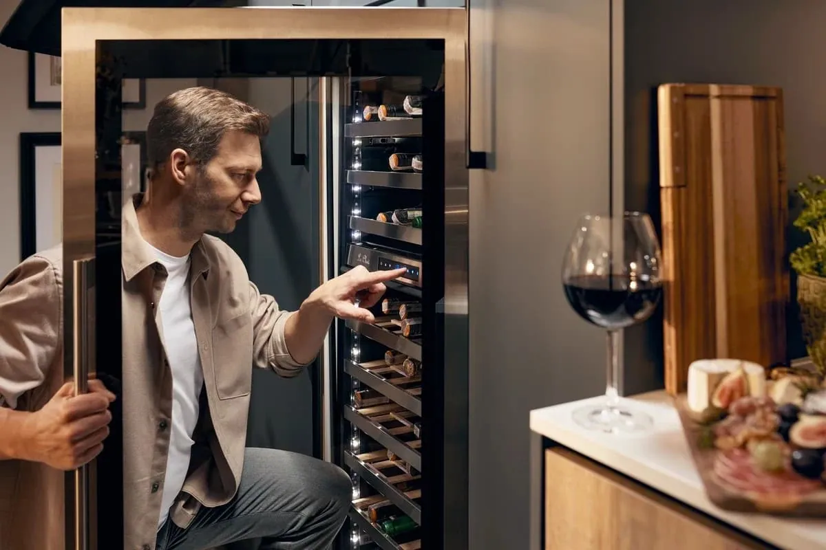 Vinoteca integrada en el mueble de una cocina