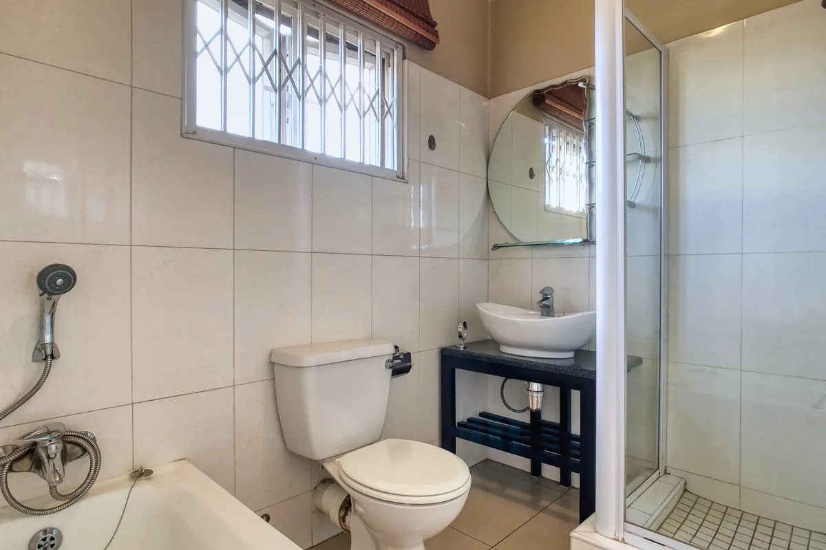 Baño con ducha, bañera, lavabo y grifería moderna