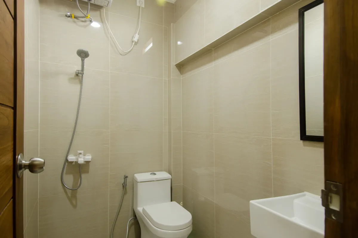 Baño contemporáneo con ducha, inodoro y elementos de diseño moderno