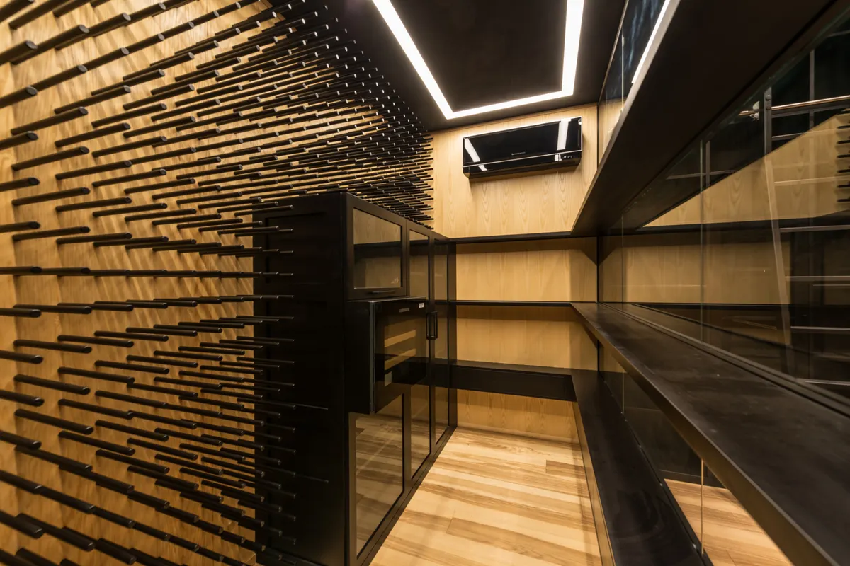 Bodega moderna en una casa con clavijas en la pared, estantes, aire acondicionado y una lámpara brillante