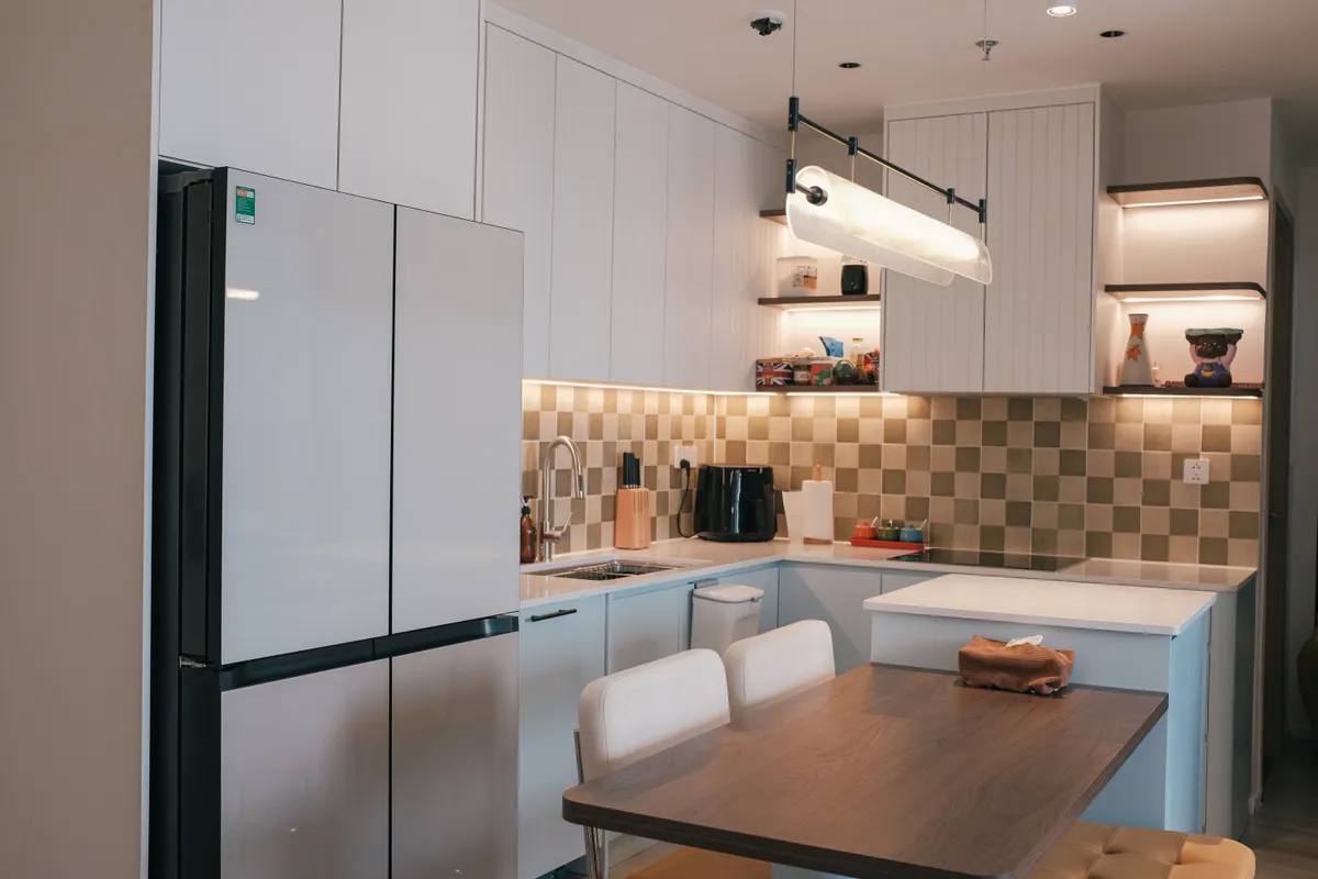 Cocina de diseño elegante con iluminación cálida
